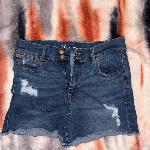 No Boundaries Distressed Blue Jean Shorts - Picture 2 of 4